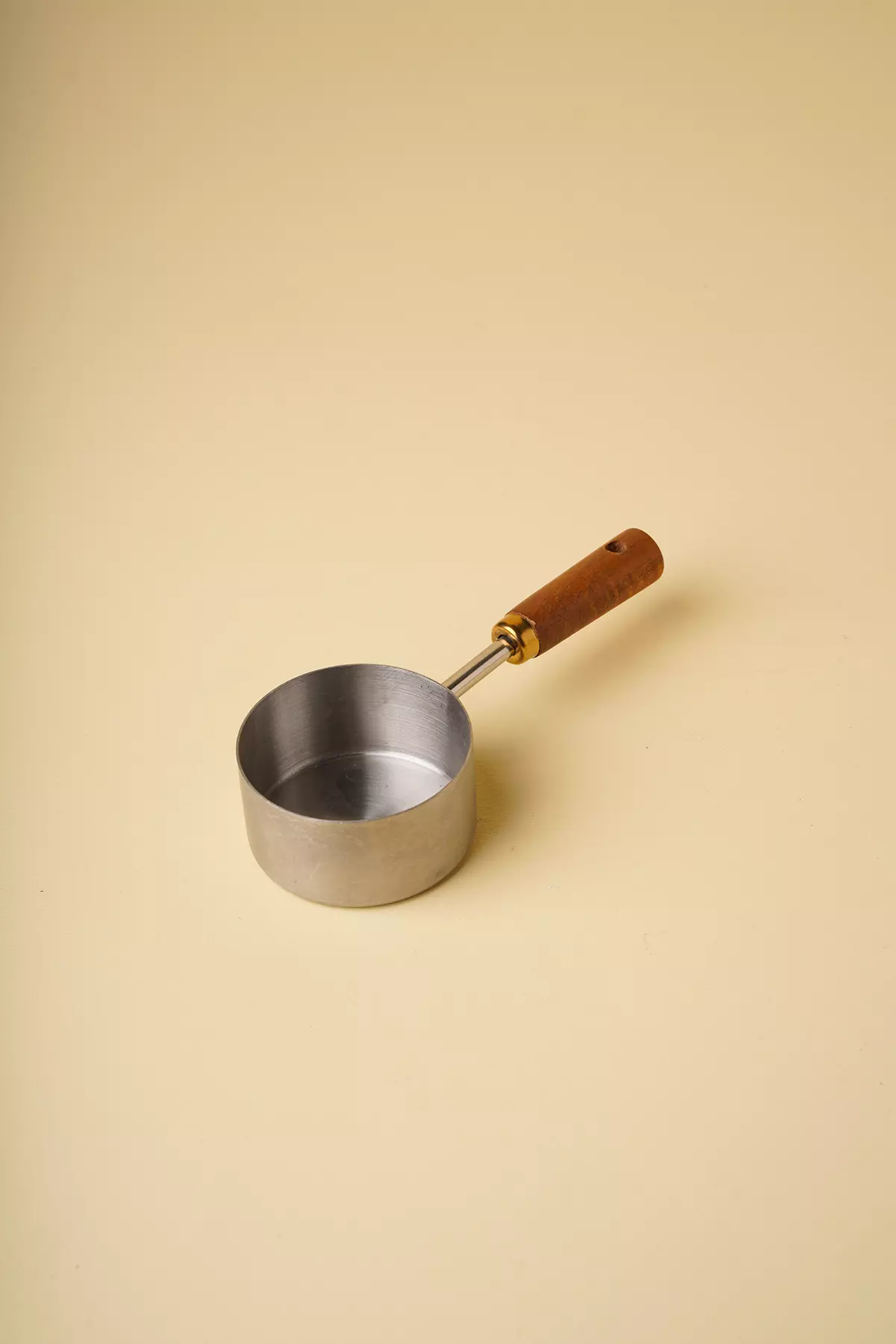 پیمانه نقره ای دسته چوبی